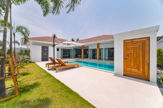 Three-bedroom pool villa with garden for sale in Lamai, Koh Samui