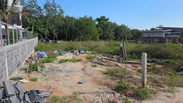 Urgent sale! Land in Ban Tai (800 sq.m.), excellent location, beautiful flat land, special price 5,000,000 baht. Owner selling directly.