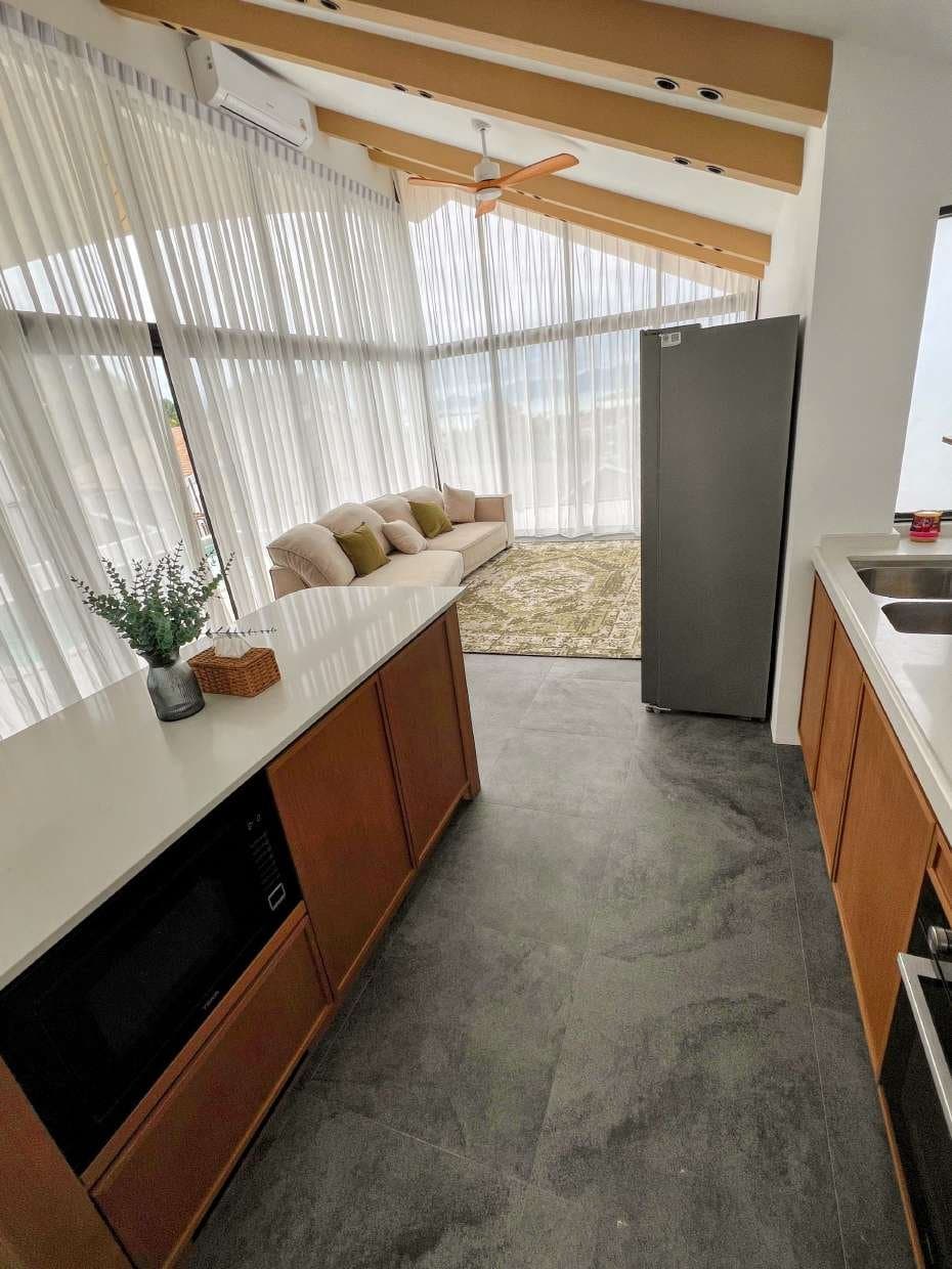 Modern 4-Bedroom Sea View Villa in Plai Laem — Kitchen and lounge in one span