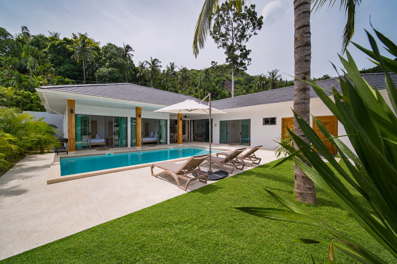 Three-bedroom pool villa for sale in Lamai, Koh Samui — Две комнаты выходят в гостиную