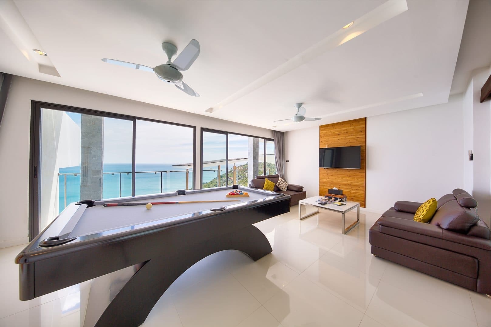 8-Bedroom Villa — Chaweng Noi — Neither shares a breakfast table