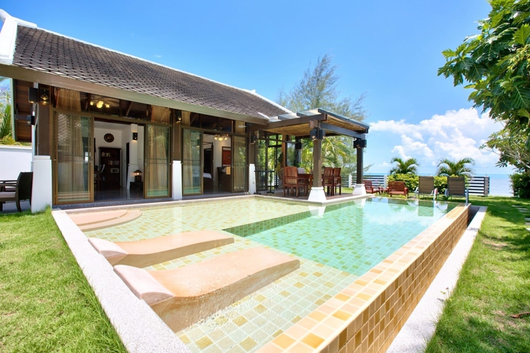 4-Bedroom Villa — Bang Po — Both open onto the same water