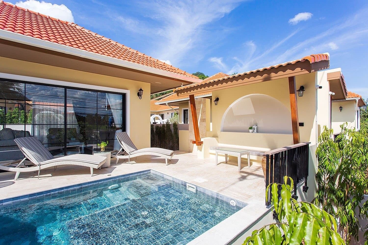 Excellent Italian style villa with private pool, 2 bedrooms, 2 bathrooms, with premium furniture. — A private frame for the pool