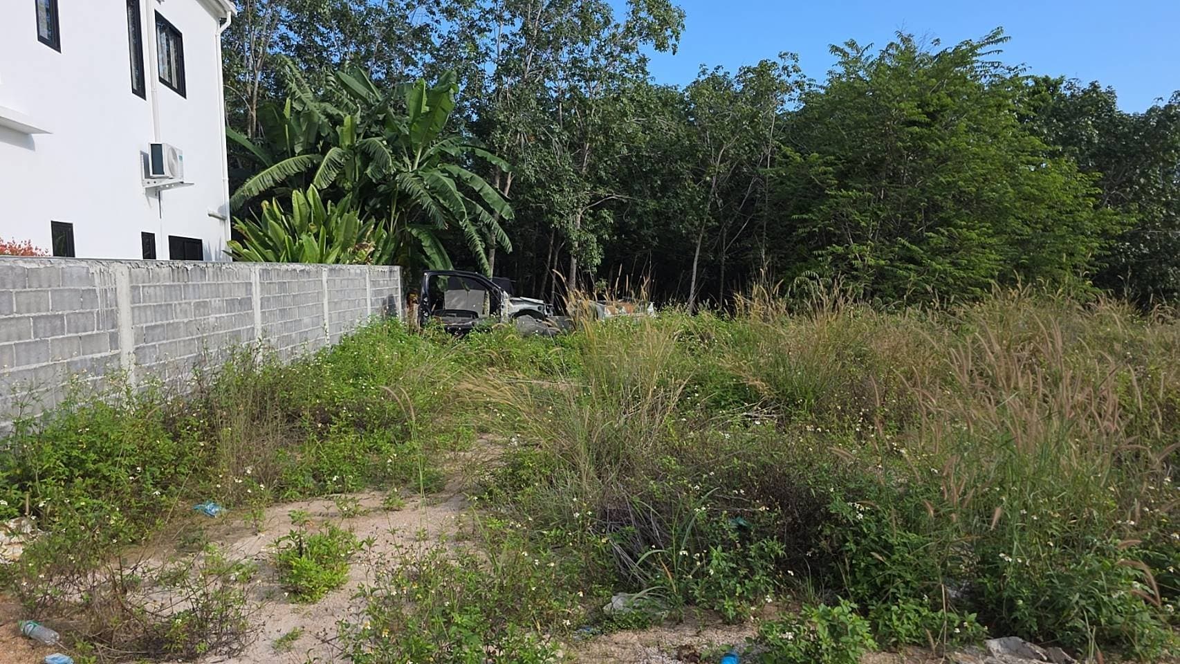 Urgent sale! Land in Ban Tai (800 sq.m.), excellent location, beautiful flat land, special price 5,000,000 baht. Owner selling directly. — Straight onto the tarmac