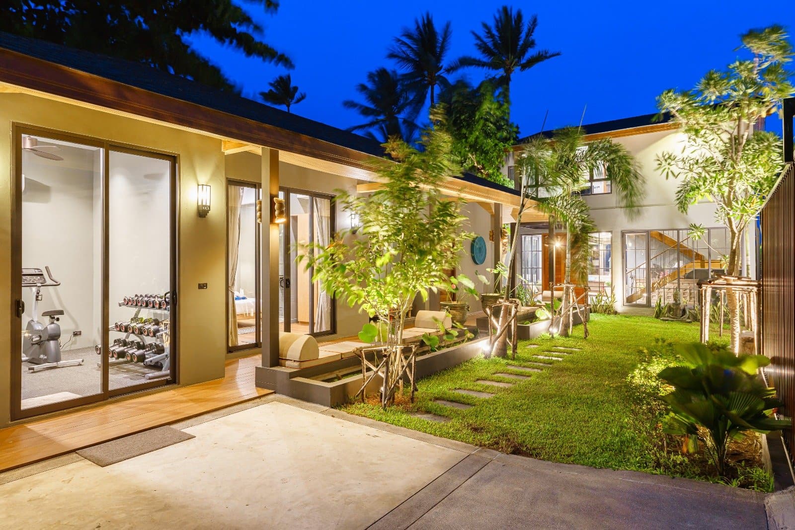 5-Bedroom Beachfront Luxury Villa for Sale on Koh Samui (Ban Makham Beach) — A gym, a bar and a games room