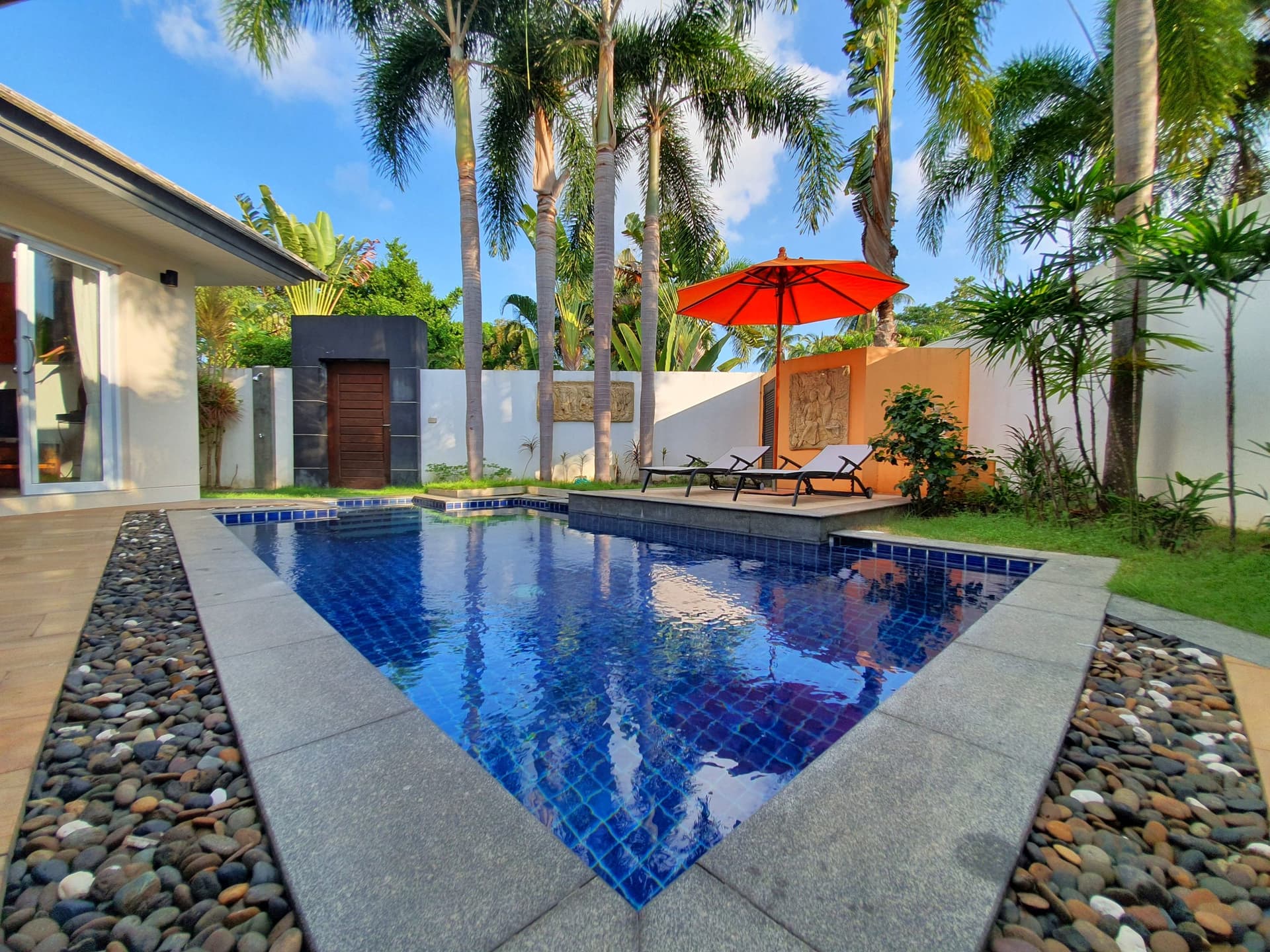 1-Bedroom Villa — Lipa Noi — The garden encloses the water