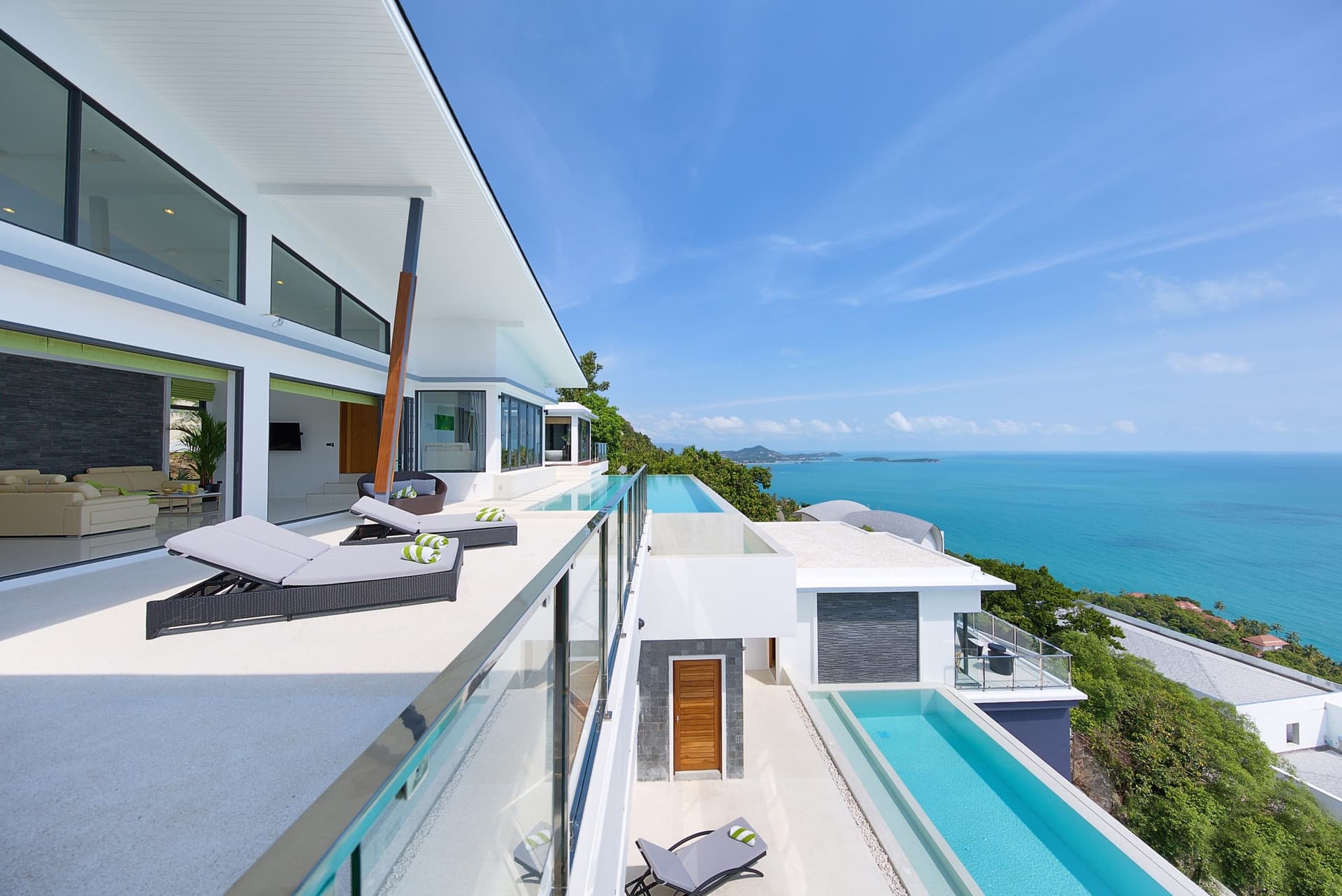 8-Bedroom Villa — Chaweng Noi — A large party spreads out