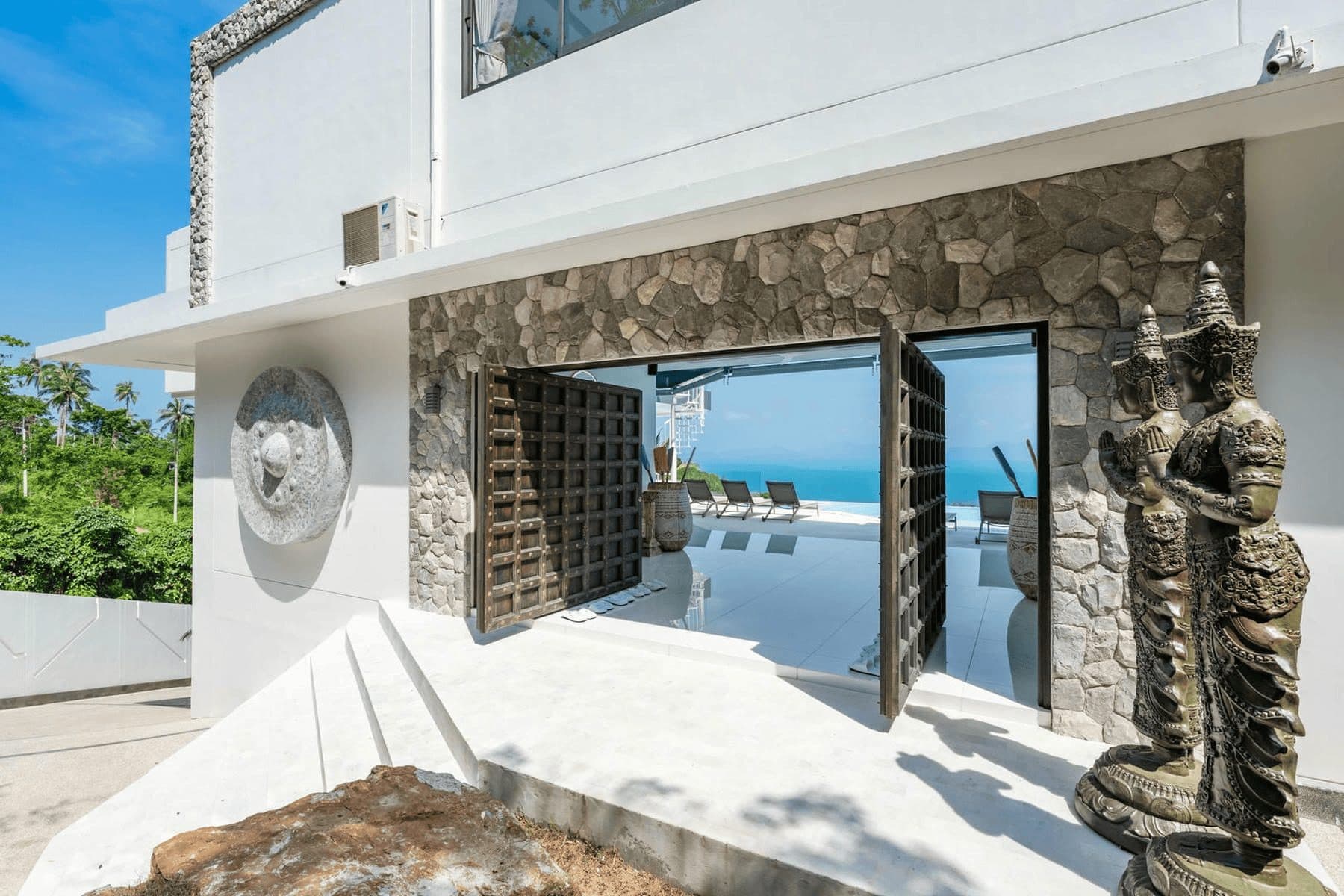 9-Bedroom Villa — Bang Po — Both turned to the same stretch of sea
