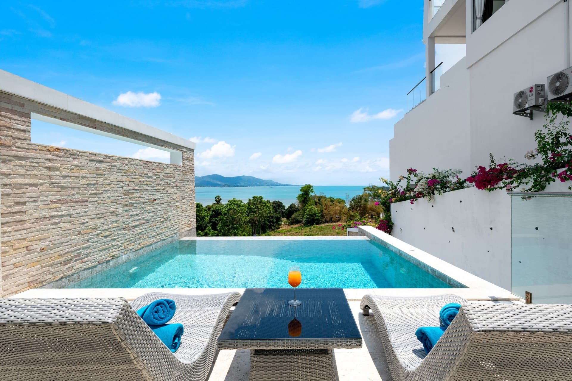 Stunning Seaview Property for rental business or living — An infinity pool in the garden