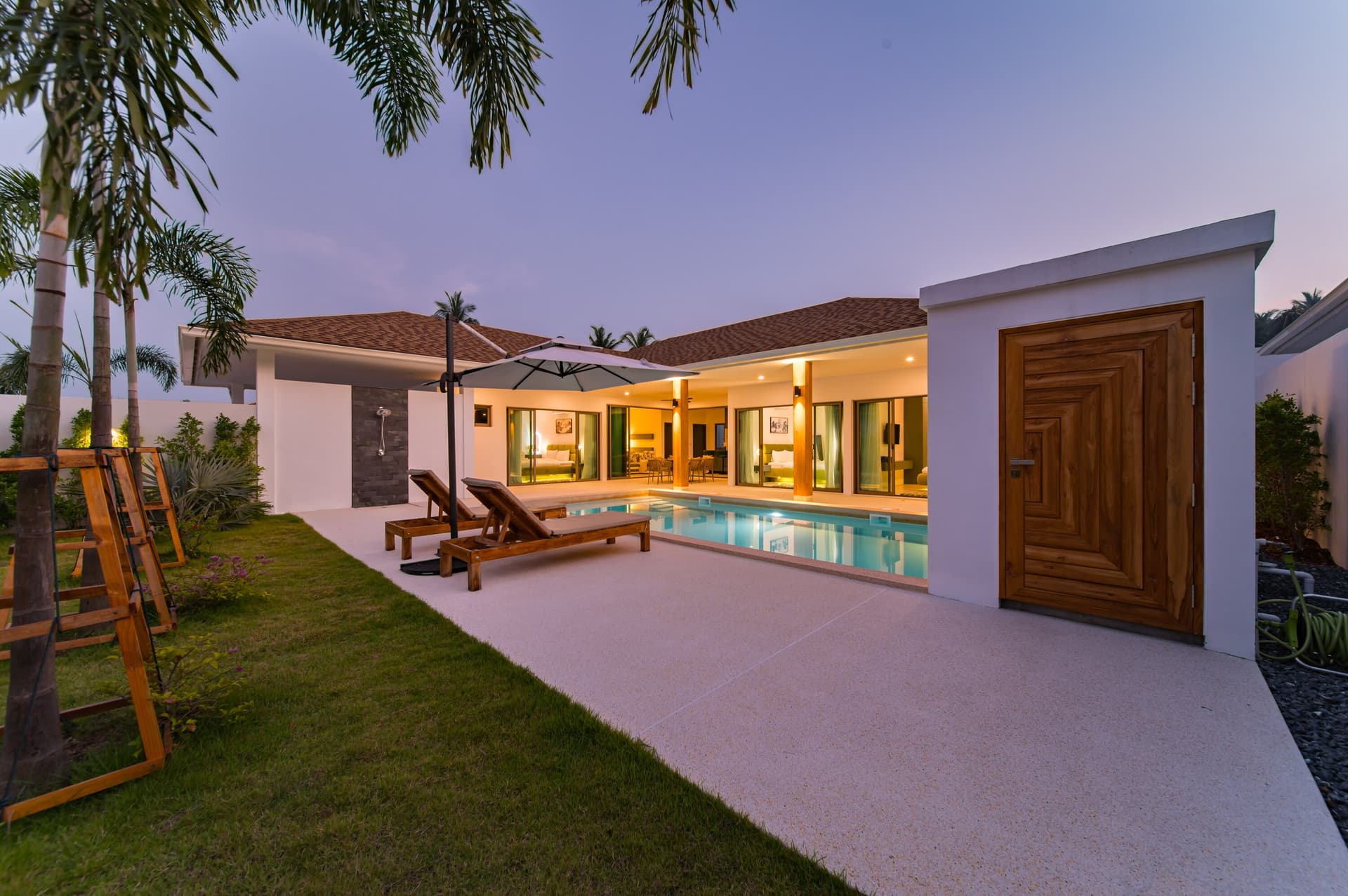 Three-bedroom pool villa with garden for sale in Lamai, Koh Samui — Всё держится на одном уровне