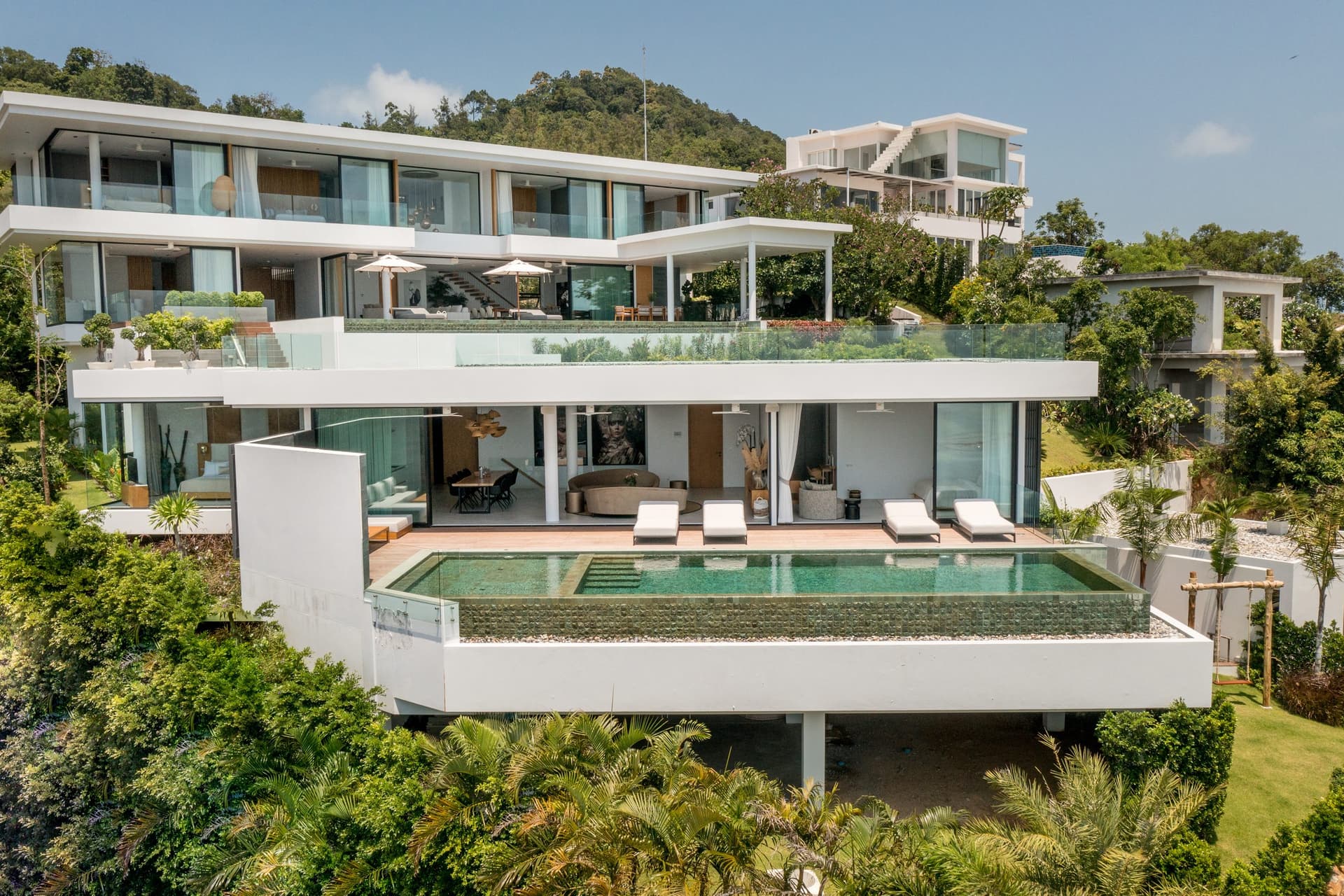 Sea-View 3-Bedroom Villa — North Chaweng — Gate, garden and the drive in