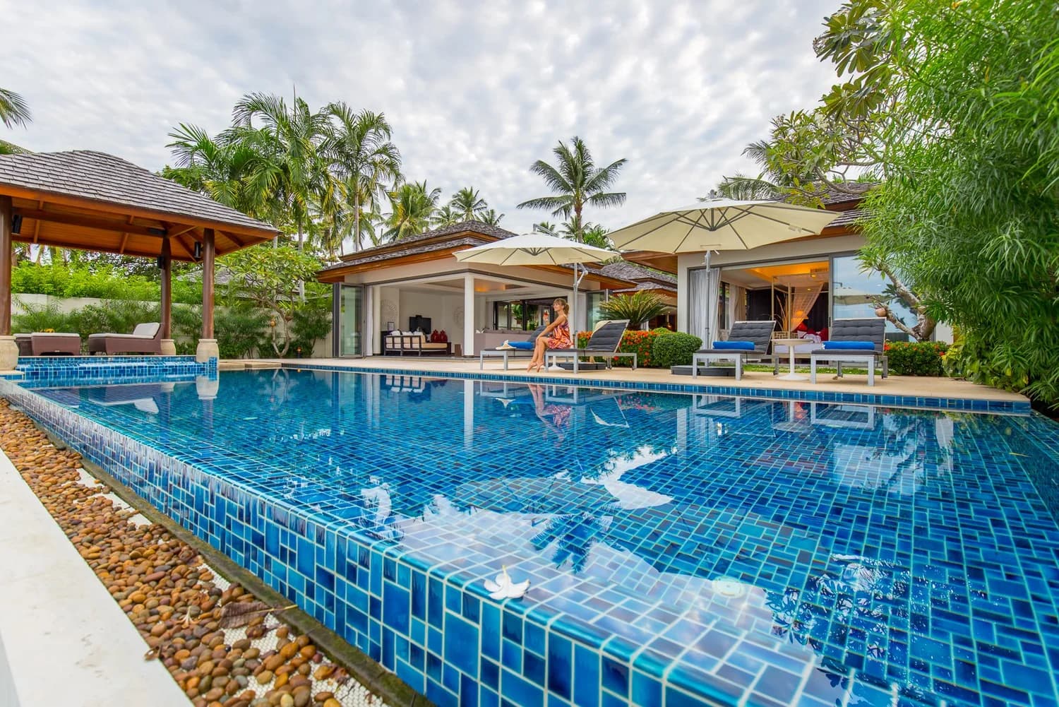 Beachfront 4-bedroom villa with infinity pool, private chef and full staff, Bophut — Twelve metres of pool facing the sea