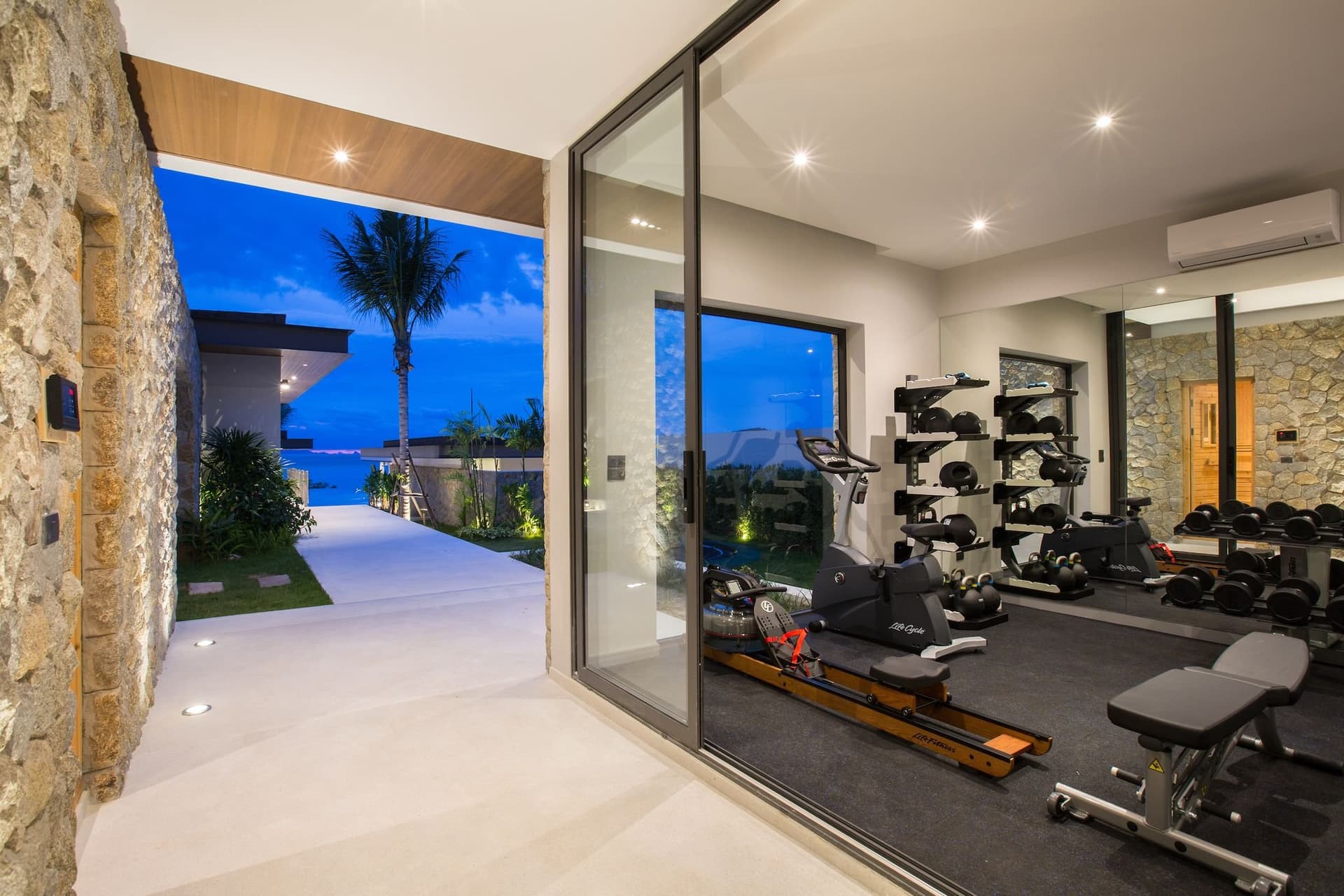 Brand New ultra-luxury 6 bedroom villa — A training room facing the water