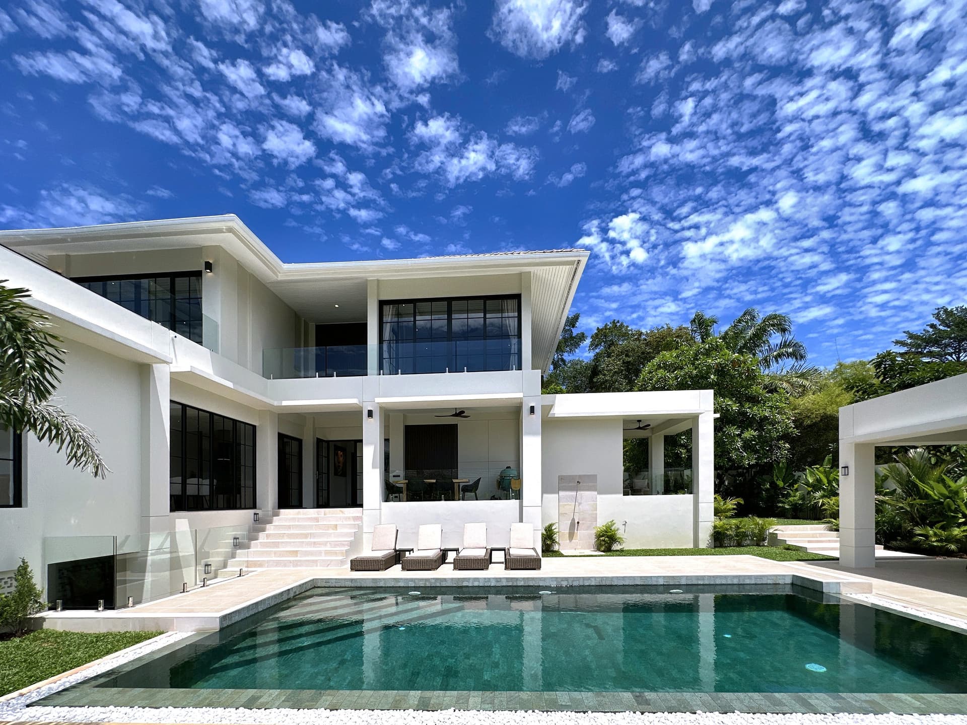 Just-finished two-storey villa on a 607 m² — The pool, the sala and the lawn
