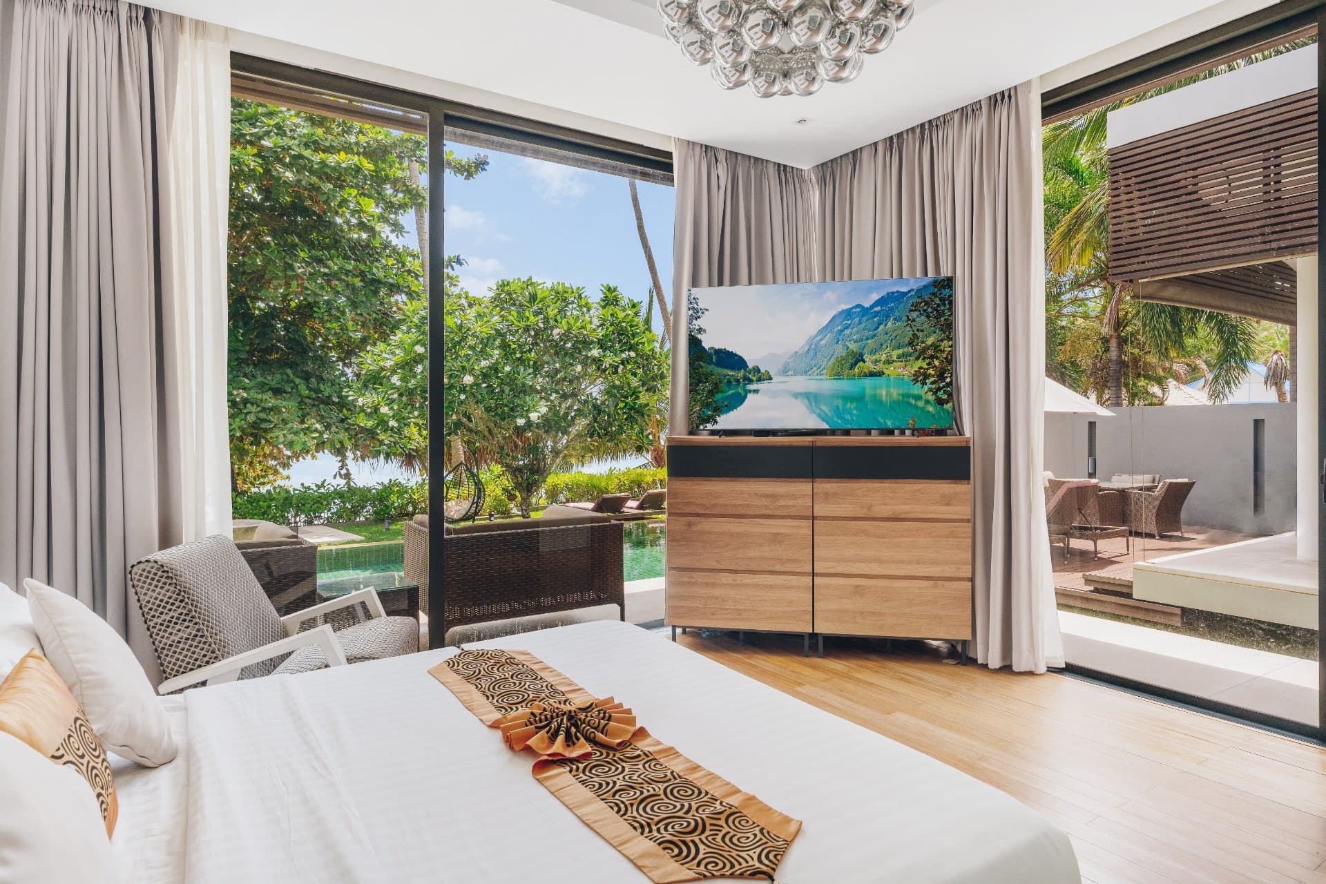 Amazing Beachfront Luxury Manson — A suite that faces the water