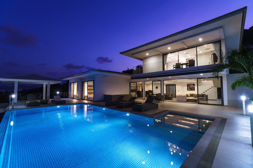 ENGLISH BEAUTIFUL 8 BEDROOMS VILLA — The pool along the whole facade