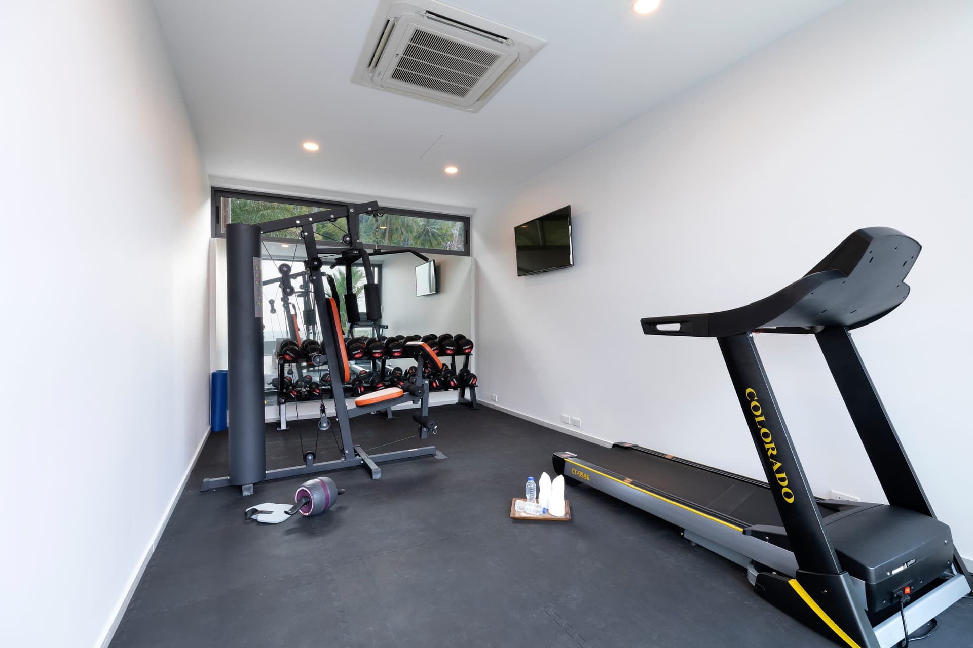 Hillside Sea-View 6-Bedroom Villa — Chaweng — A gym and a bar under the house