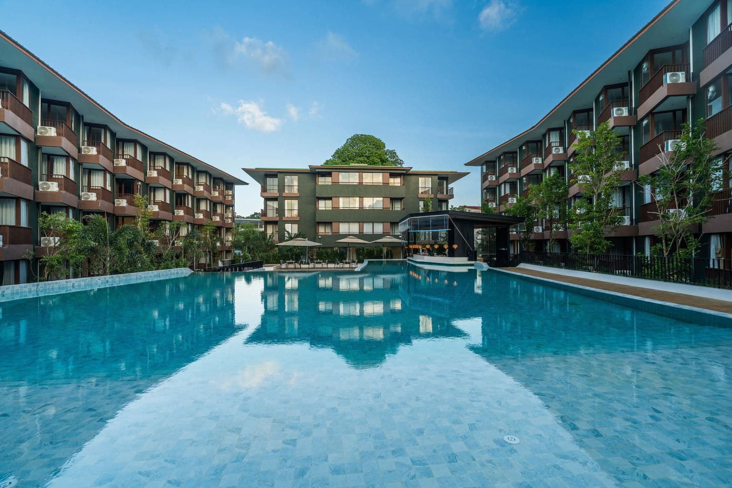 Studio 30 sqm in a managed residence on the ring road, minutes from Chaweng — Two pools at the centre of the block