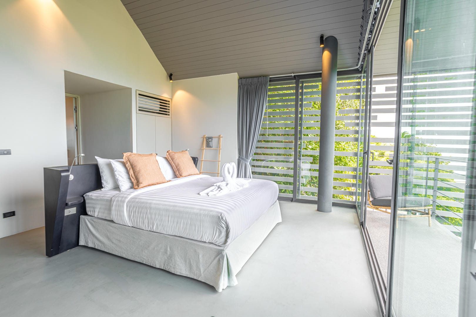 4-Bedroom Villa — Chaweng Noi — Natural materials, contemporary lines