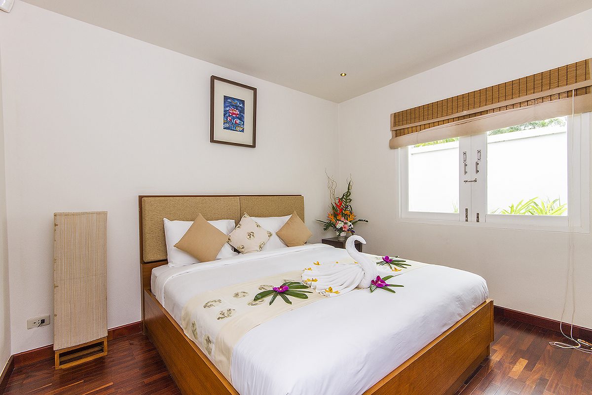 4-Bedroom Villa — Bang Rak — King and queen beds for eight