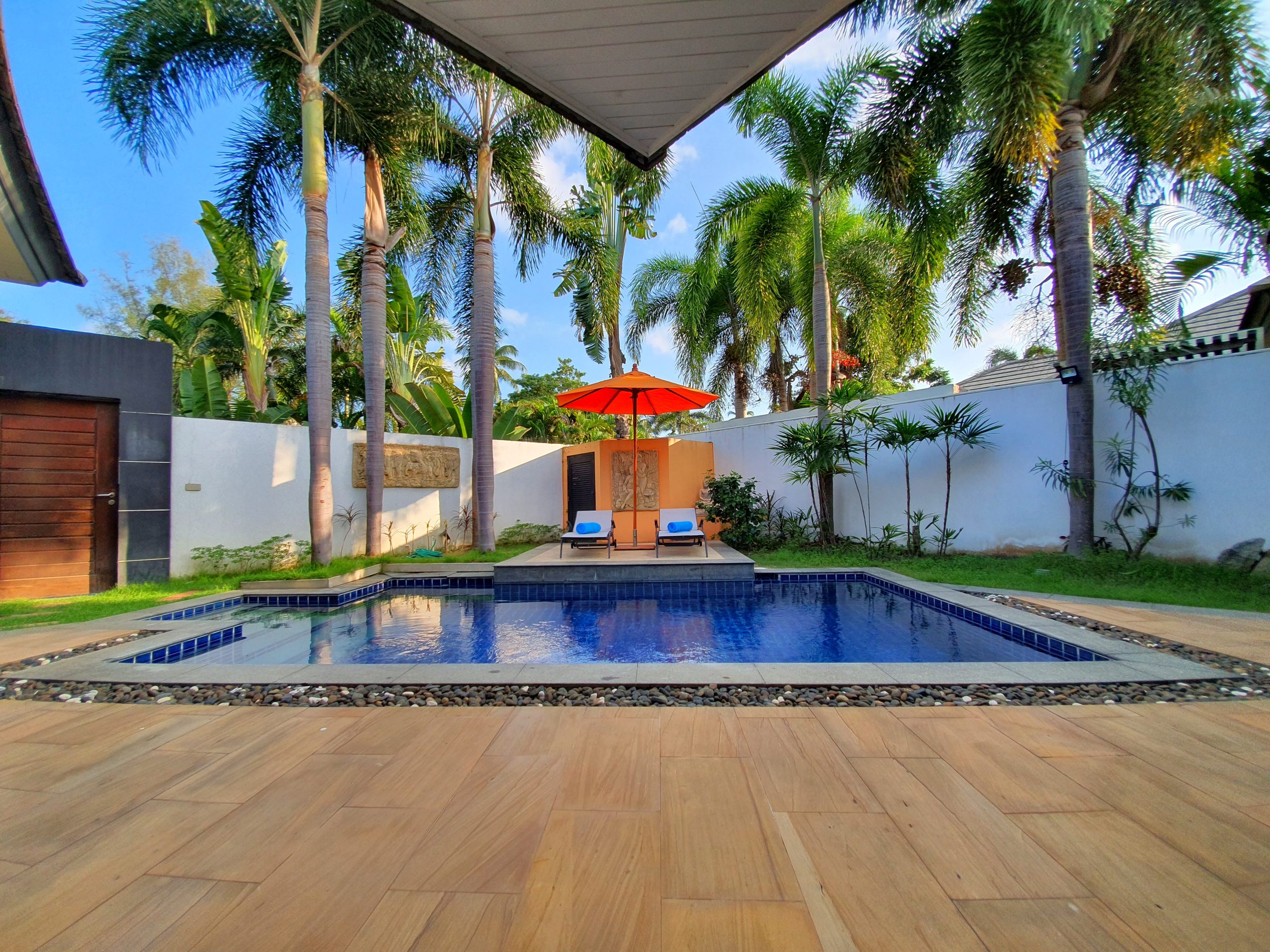 1-Bedroom Villa — Lipa Noi — Loungers against a carved wall