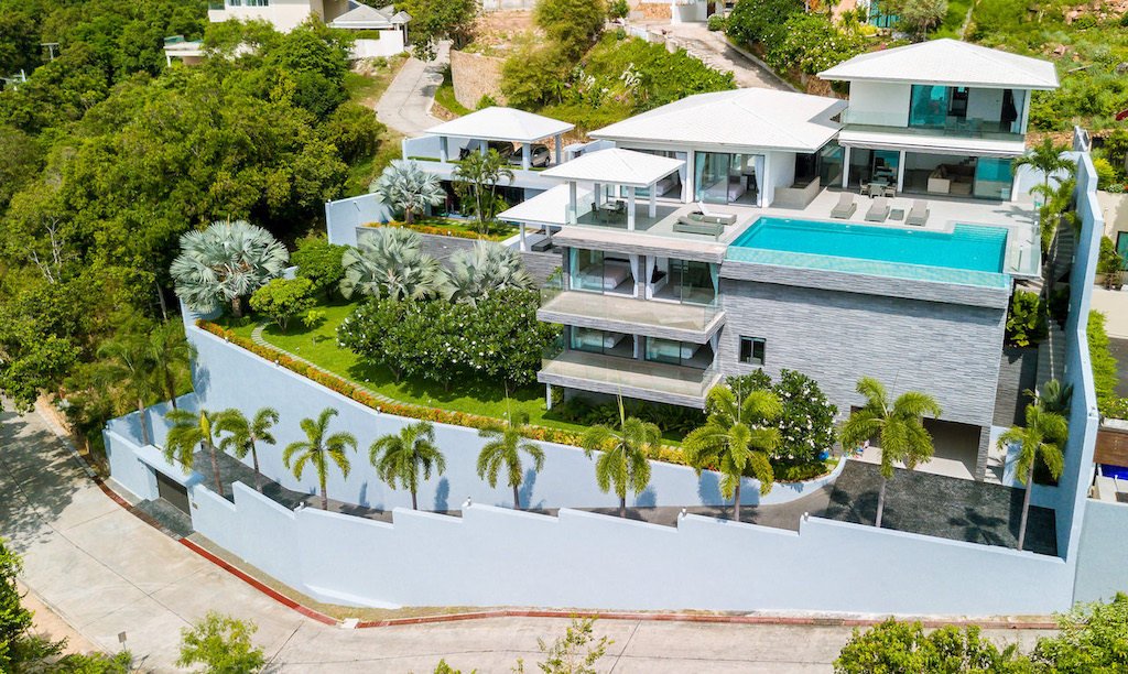 ENGLISH BEAUTIFUL 8 BEDROOMS VILLA — A garden that closes the plot