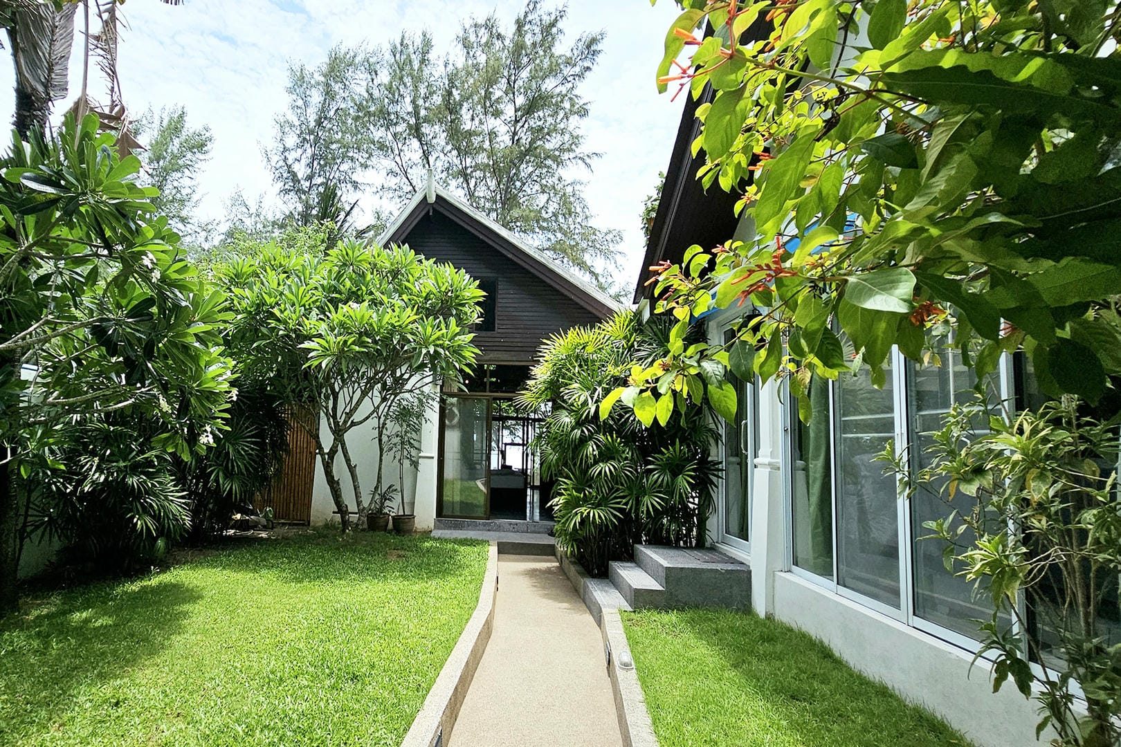 4-Bedroom Villa — Bang Po — Green on three sides, sand on the fourth