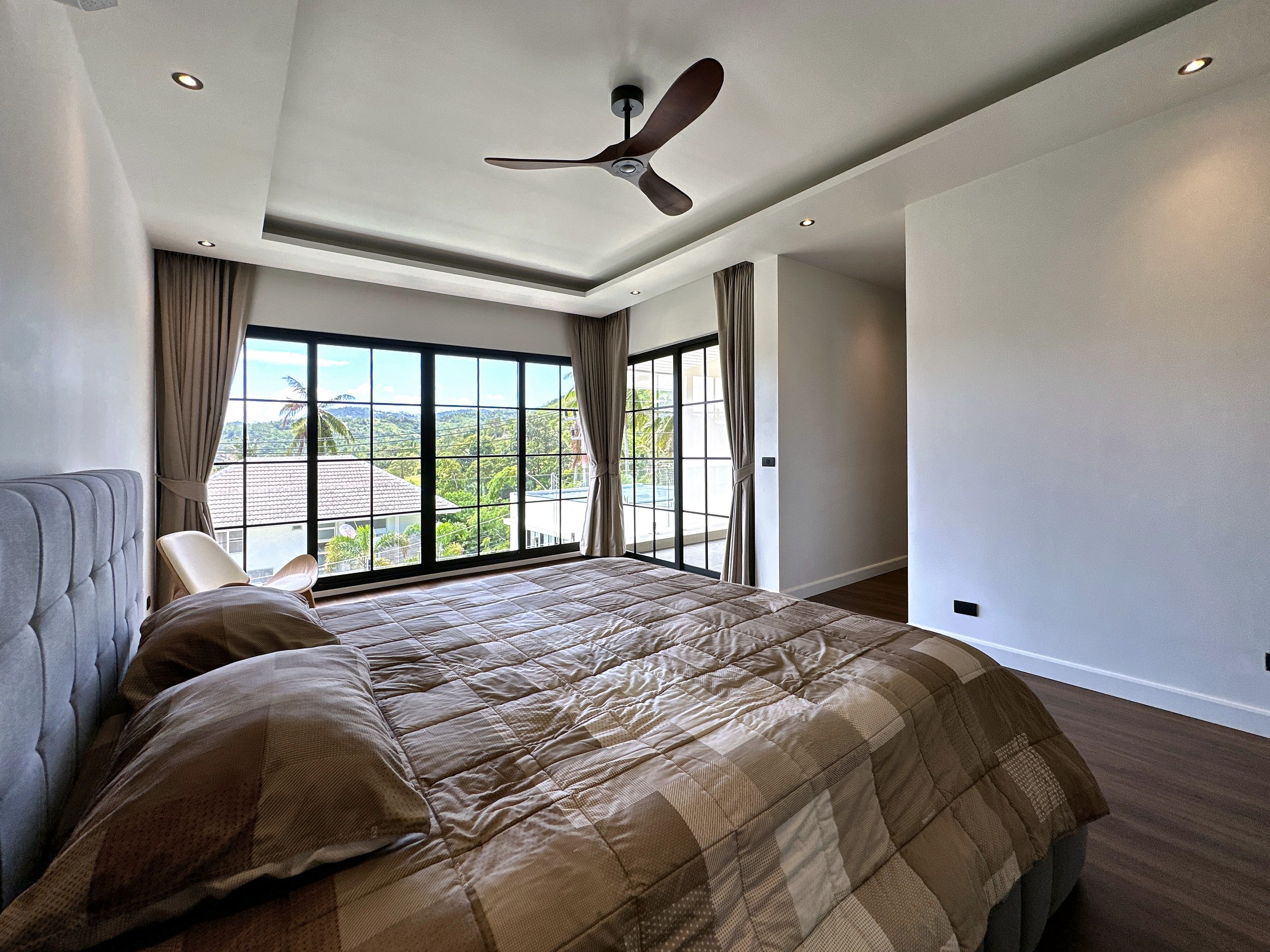 Just-finished two-storey villa on a 607 m² — The master suite and the room beside it